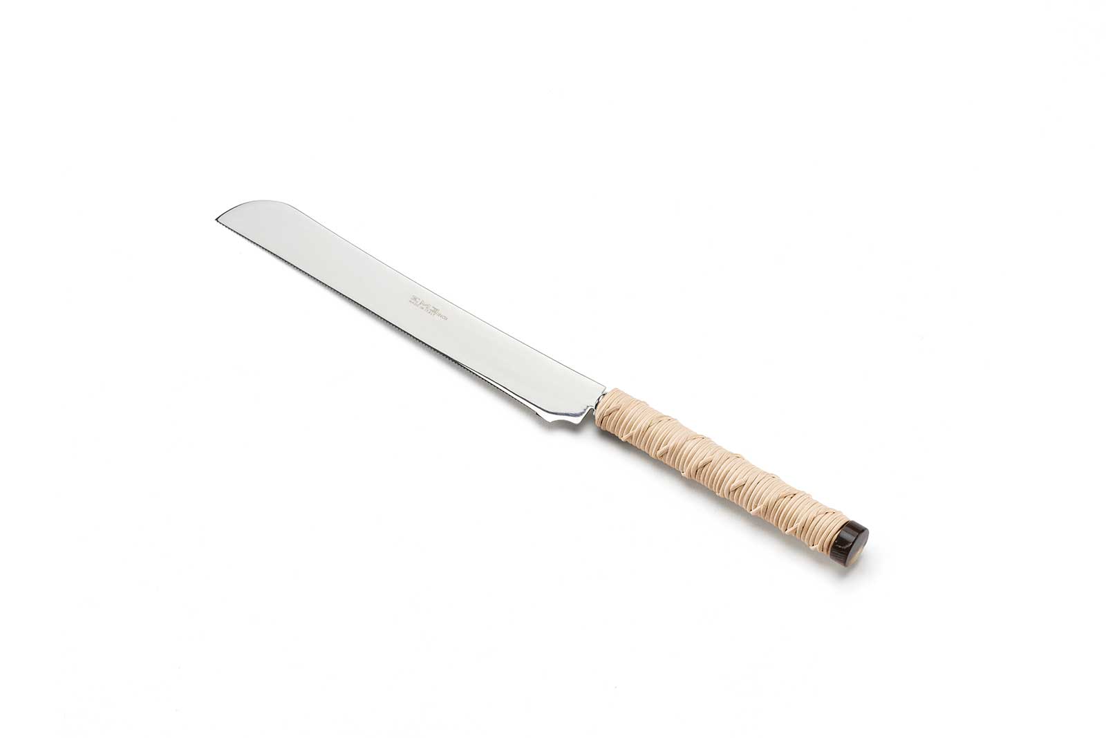 Mila Maurizi Mise en Place Giglio coltello pane midollino e corno
