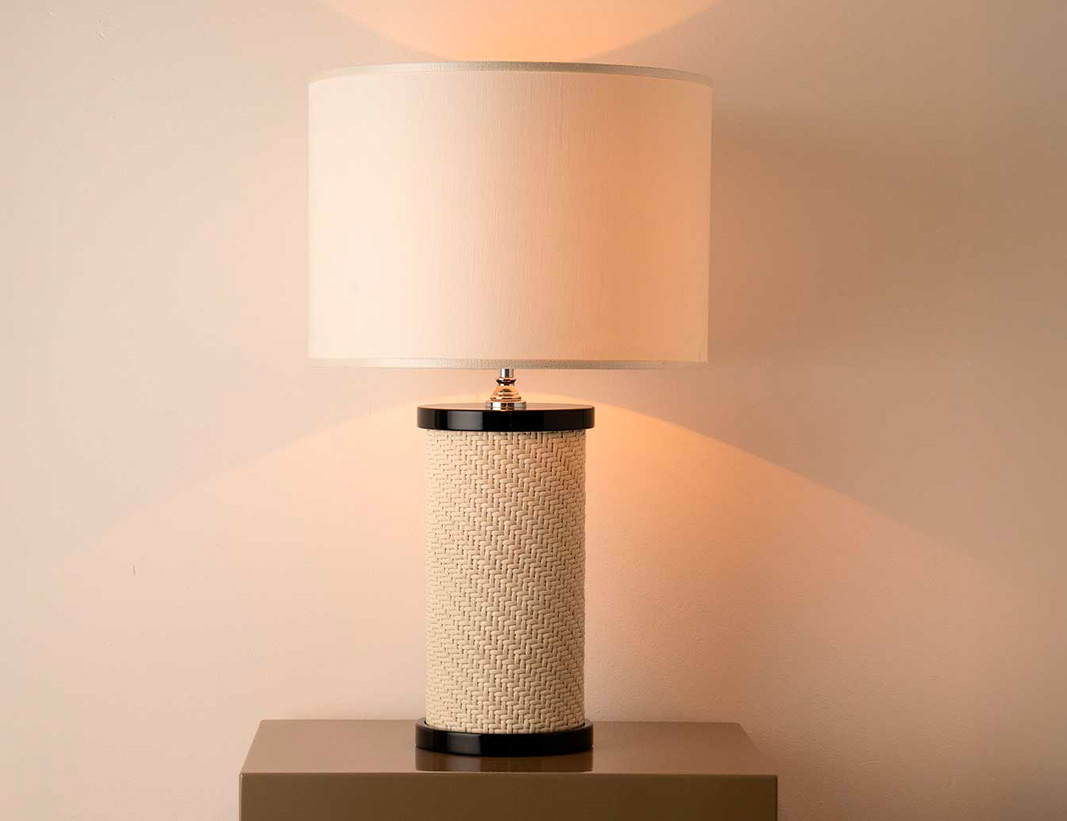 Mila Maurizi Maison Aurora lampada tavolo legno e midollino