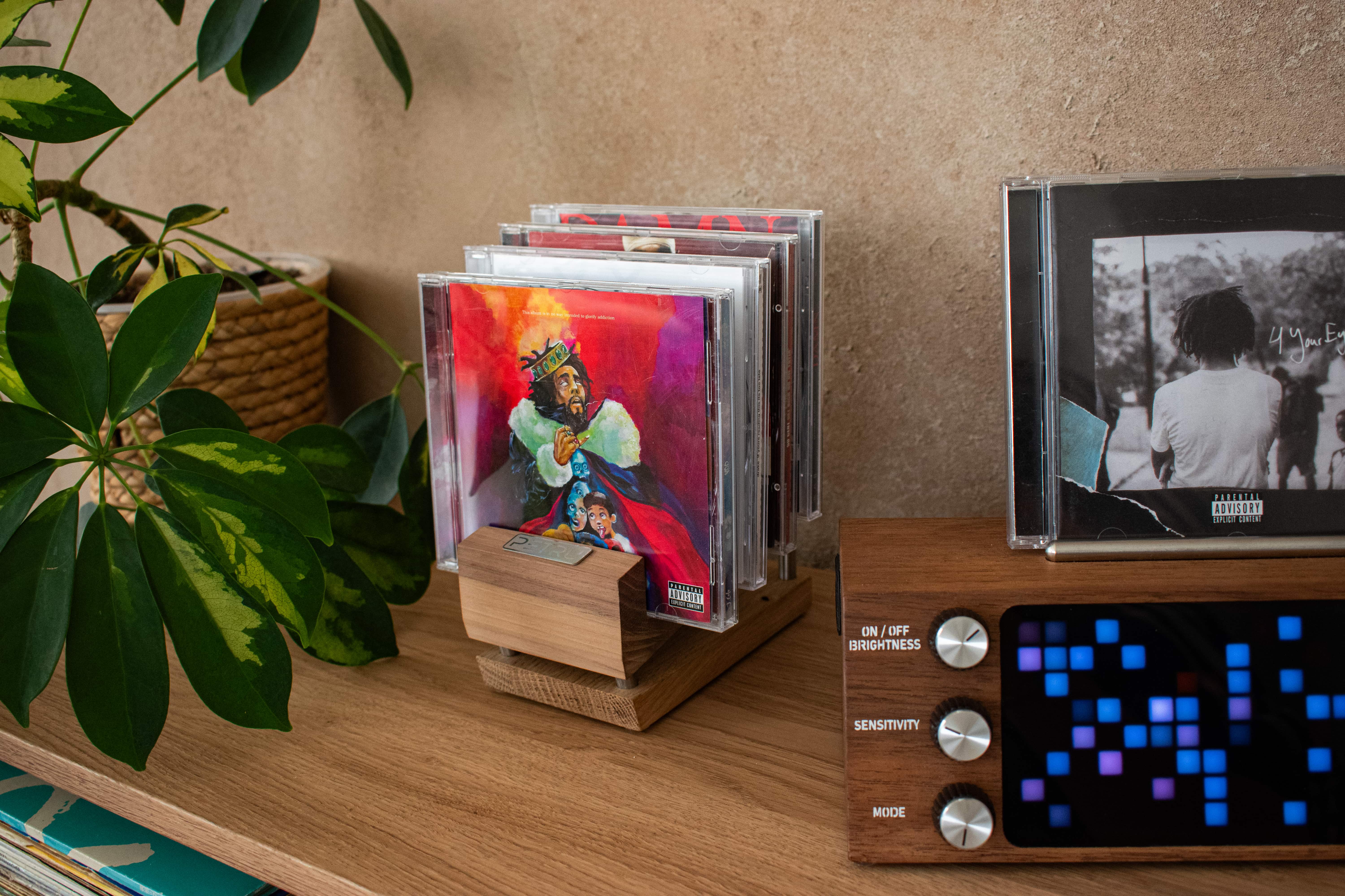 Petru Design Supporto Vinili e CD Noce Americana da Tavolo