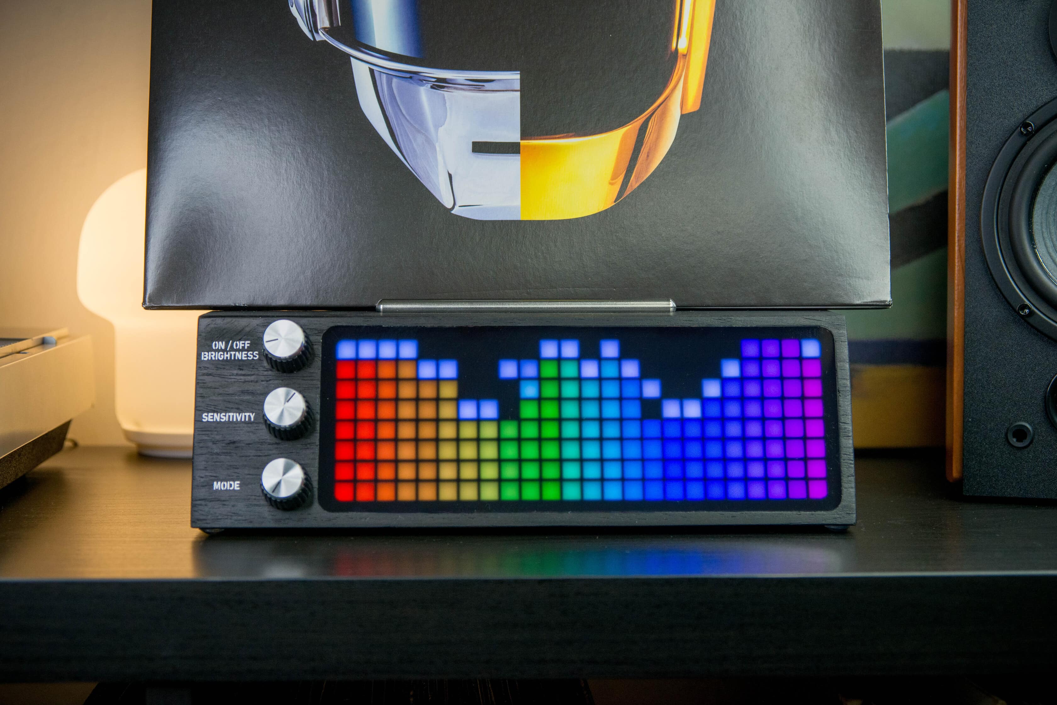 Petru Sync supporto vinili LED noce naturale con schermo