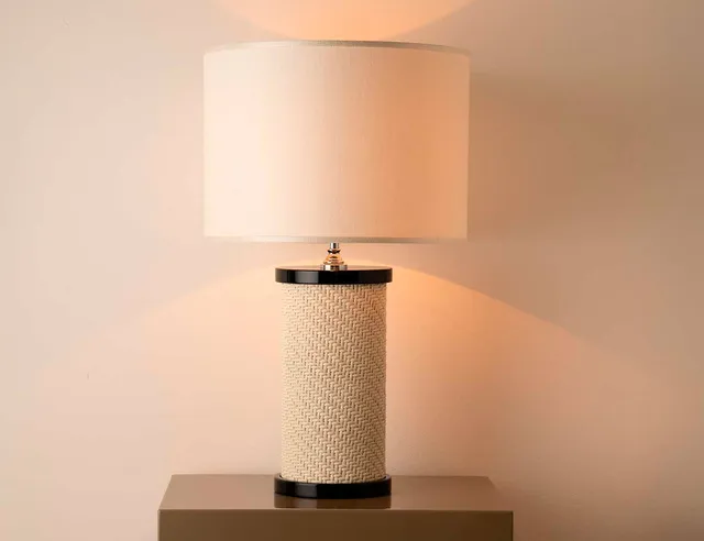 Mila Maurizi Maison Aurora lampada tavolo legno e midollino