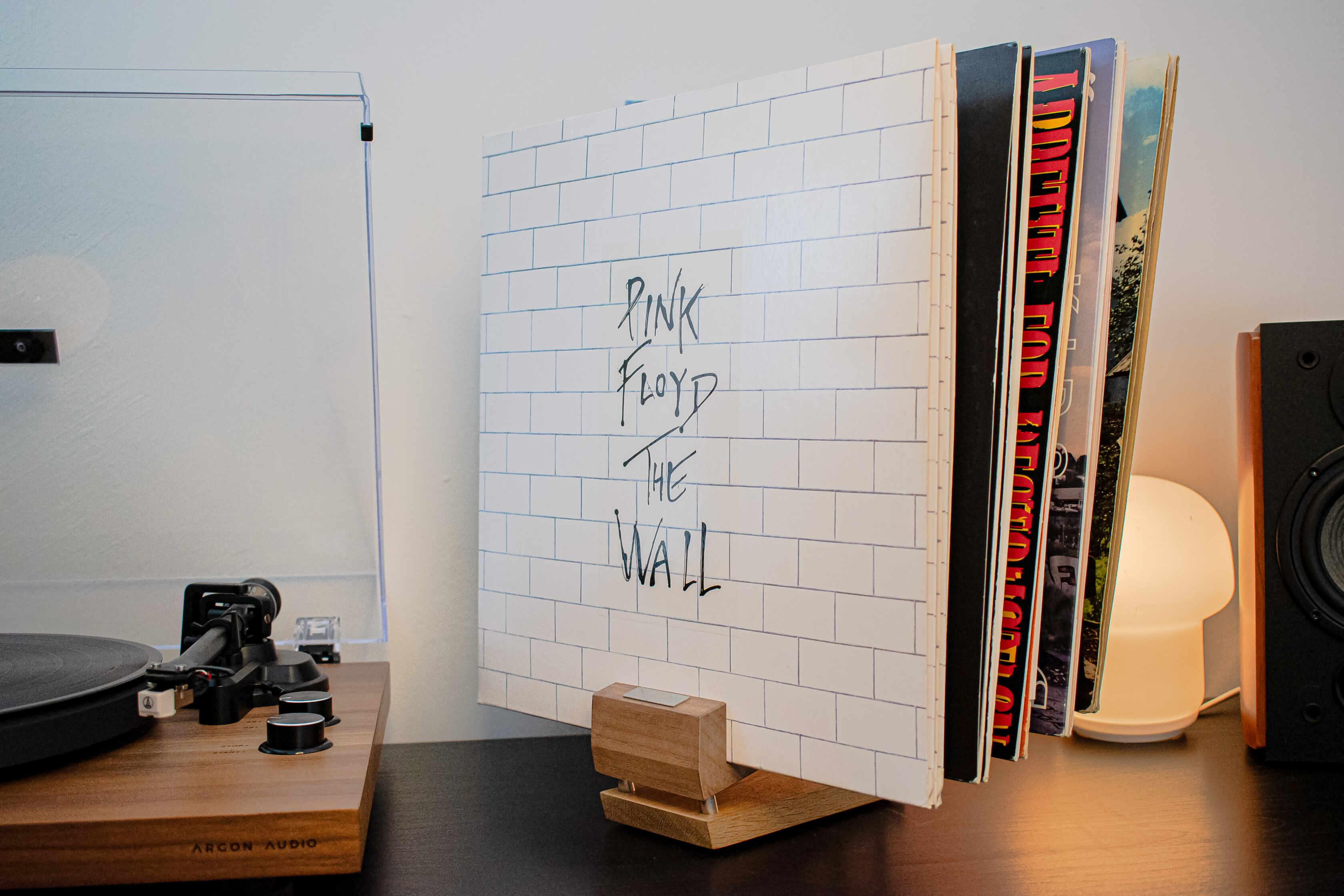 Petru Design Supporto Vinili e CD Noce Americana da Tavolo