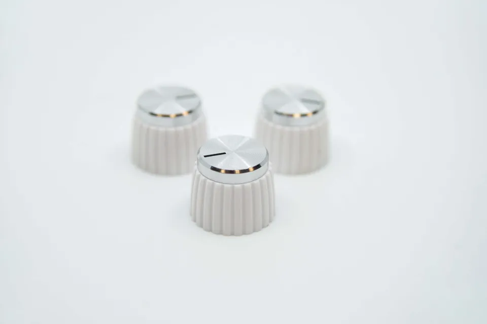 Petru Design Now Playing set 3 manopole bianco argento per stand vinili