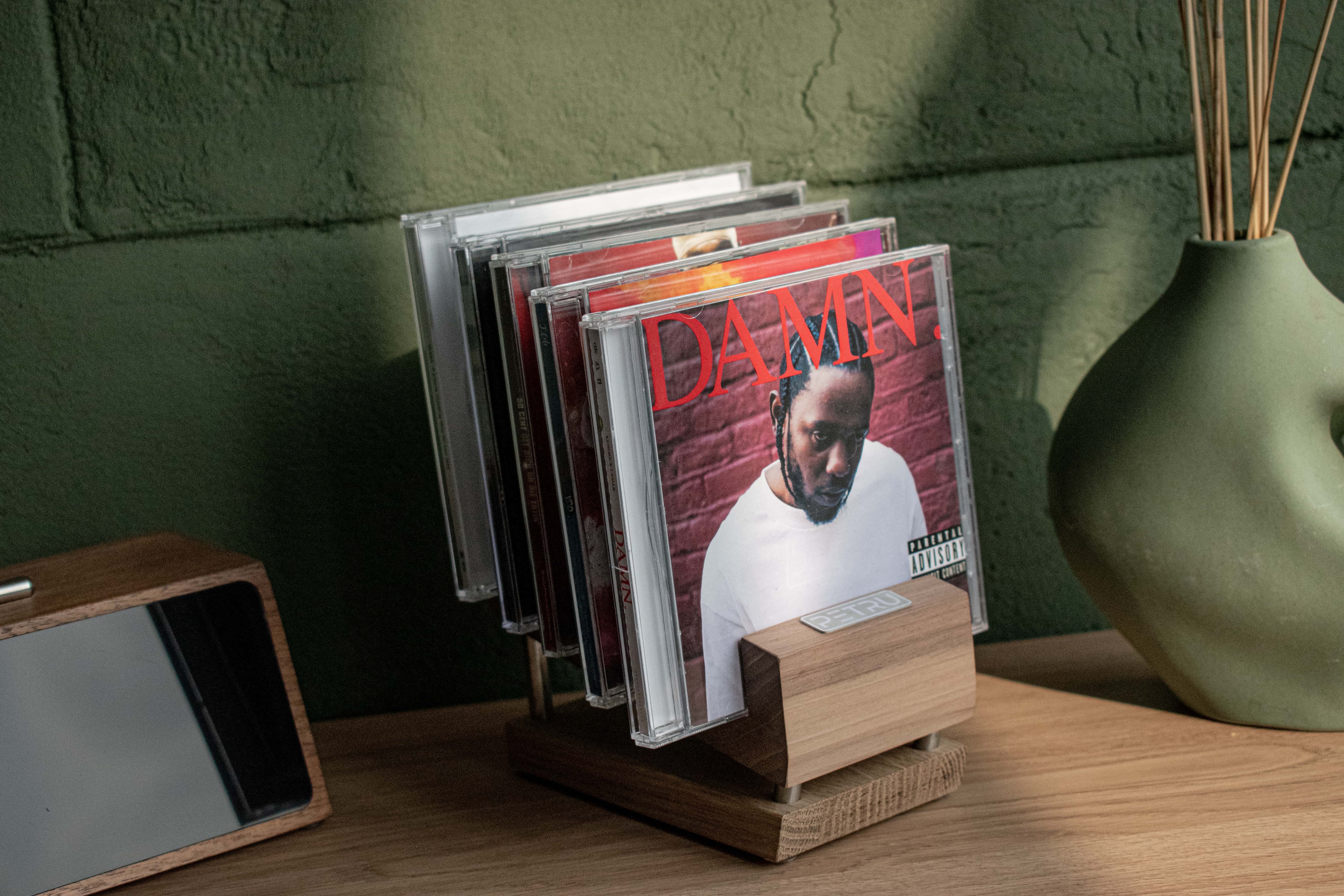 Petru Design Supporto Vinili e CD Noce Americana da Tavolo