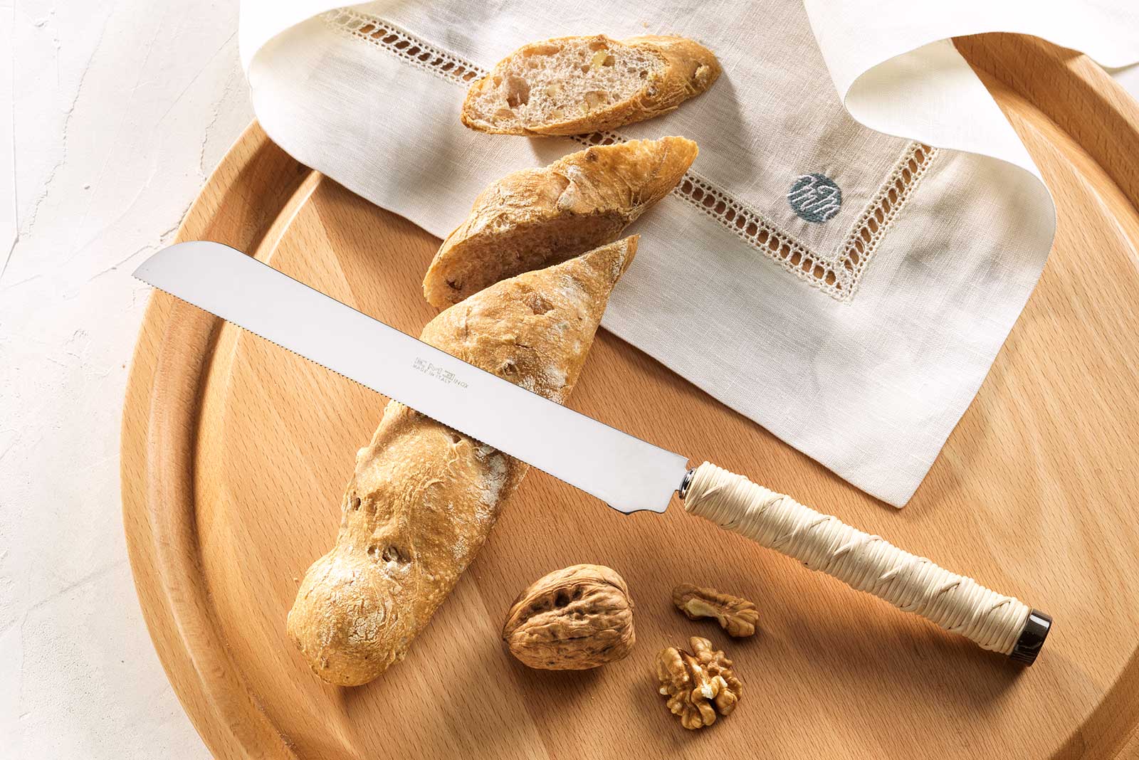 Mila Maurizi Mise en Place Giglio coltello pane midollino e corno