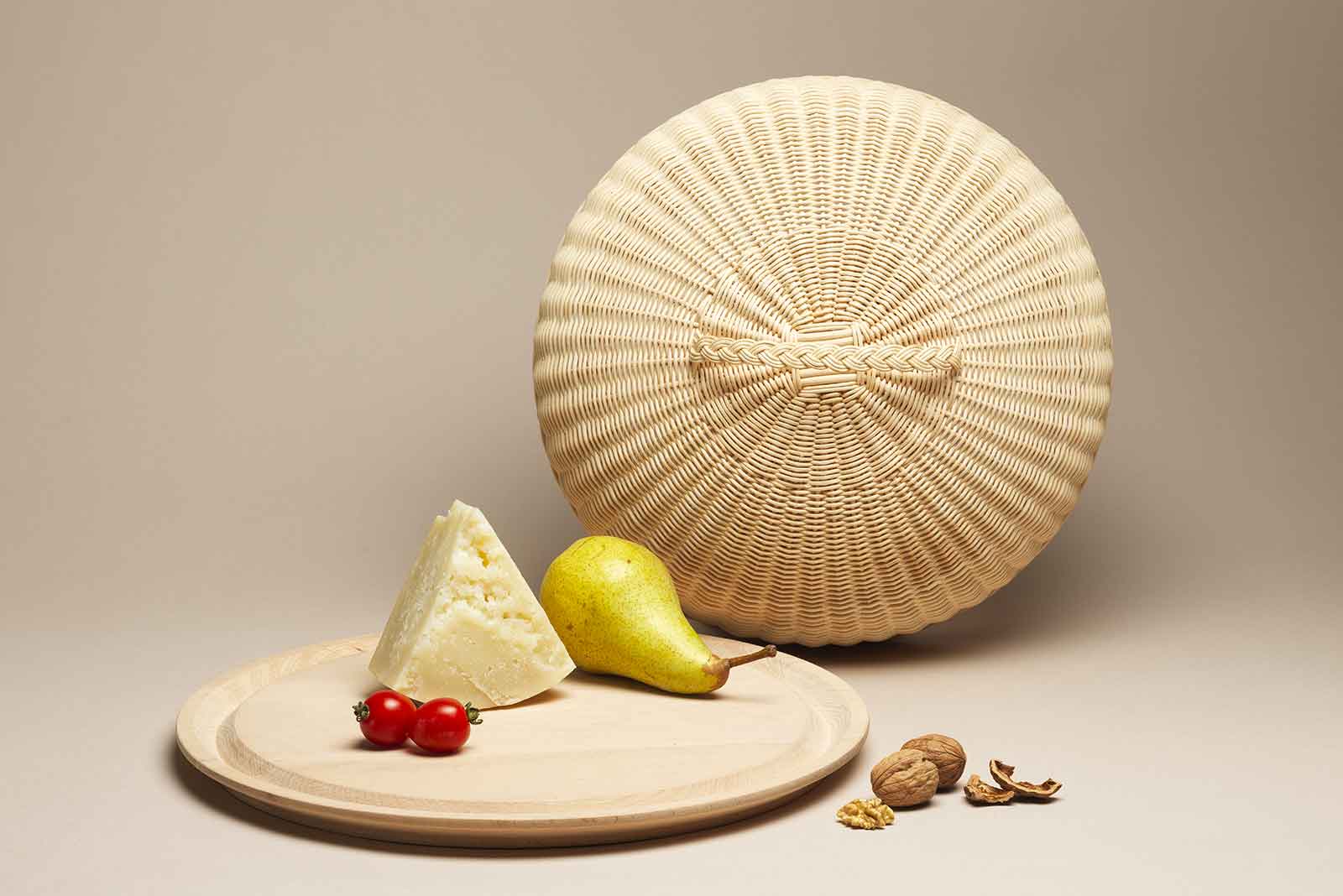 Mila Maurizi Mise en Place Calla piatto con campana midollino