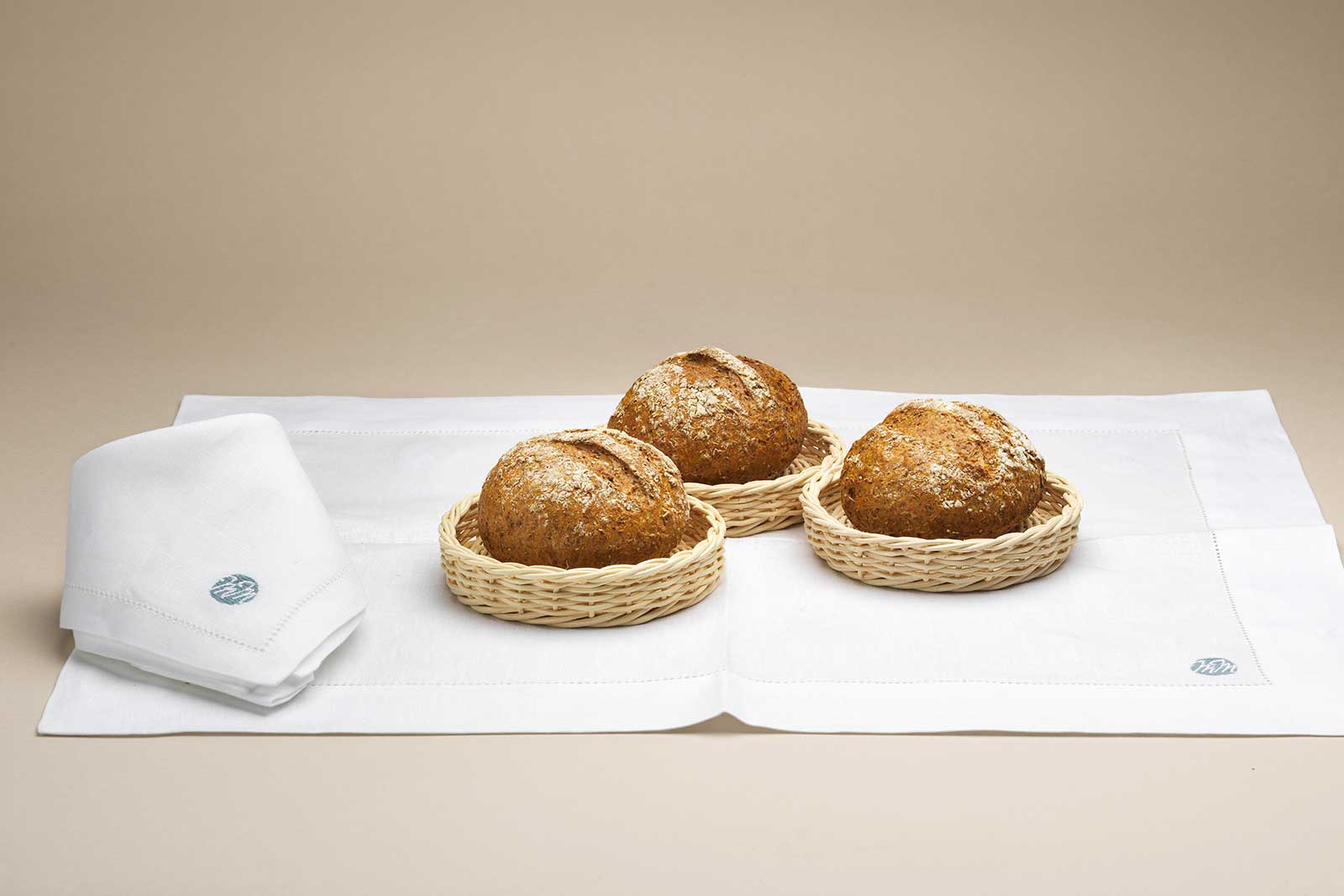 Mila Maurizi Mise en Place Mimosa cestino pane midollino naturale
